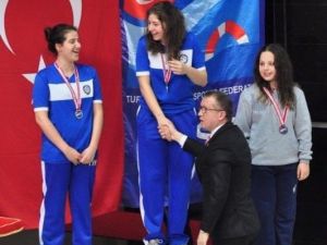 Kastamonu’lu Zeynep, Yüzmede Türkiye Rekorunu Kırdı