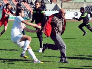 Maç Sonrası Saha Savaş Alanına Döndü