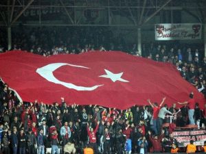 Gaziantepspor Ve Galatasaray Taraftarlarından "Şehitler Ölmez" Tezahüratı
