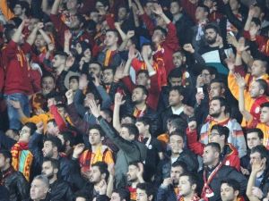 Galatasaray Taraftarı Mustafa Denizli’yi İstifaya Çağırdı