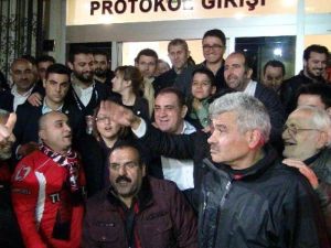 Maç Çıkışı Başkan Kızıl’a, Davul Zurnalı Galibiyet Kutlaması