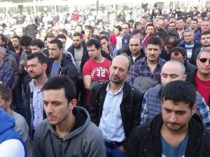 İşten Çıkarılan 10 Fabrika İşçisi İçin Yüzlerce Kişi Toplandı