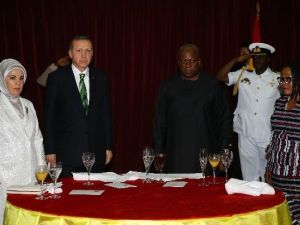 Cumhurbaşkanı Erdoğan’a Eski Fenerbahçeli Futbolcudan Forma Hediyesi