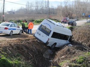 Amasya’da İşçileri Taşıyan Minibüsle Otomobil Çarpıştı: 4 Yaralı