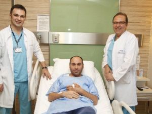 Odun Toplarken Parçalanan Eli, Karnına Dikilerek Kurtuldu