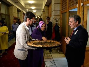 Ak Parti’li Vekilden Gazetecilere Afyon Böreği İkramı