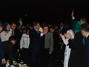 Başbakan Davutoğlu’ndan Erkeklere Çağrı: “Kadınlarımızın Onuruna Sahip Çıkın”