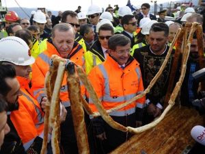 Erdoğan Ve Davutoğlu’ndan Gazetecilere "Köprü Böreği"