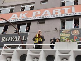 Ak Parti'nin önünden Ak Parti'ye yüklendi!