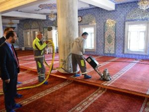 Ünye’de Camiler Gül Suyu İle Yıkanıyor