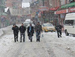Çamlıhemşin'de etkili kar yolları kapadı