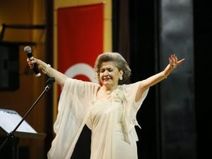 Sahnede “Ayşe Taş” Zerafeti Büyüledi
