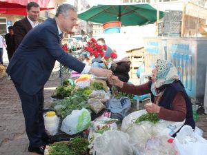 Altınordu Belediyesi’nden Esnaf Kadınlara Karanfil