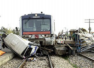 Tren minibüsü biçti 4 ölü, 7 yaralı