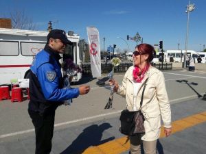 Polislerden Kadınlara Çiçek
