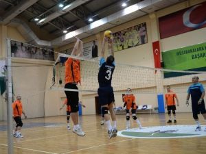 Belediye Personeli Voleybol Turnuvasında Stres Atıyor