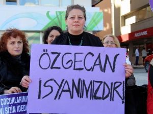 Chp’li Kadınlardan “Özgecan Yasası” İçin Oturma Eylemi
