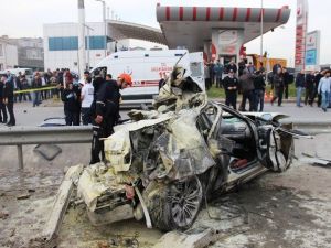Aşırı Hız İki Gencin Sonu Oldu
