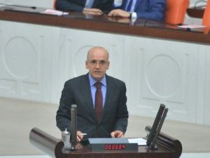 Başbakan Yardımcısı Şimşek Kürsüde, Eşi Dinleyici Locasında