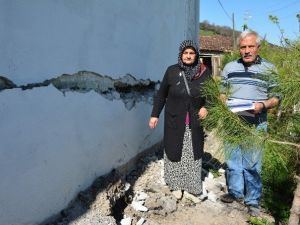 Heyelan Sebebiyle Evlerini Boşaltmak Zorunda Kalan Aile Yardım Bekliyor