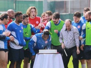Dünya Yıldızı Eto’o’ya Renkli Doğum Günü Kutlaması