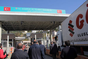 Türk Nakliyeciler Sarp Sınır Kapısı’nı Araç Ulaşımına Kapattı