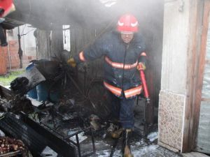Akyazı’da Bir Evin Bahçesine Yıldırım Düştü