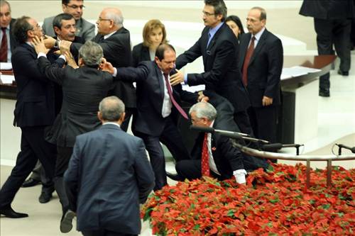 TBMM'de yumruklar konuştu!