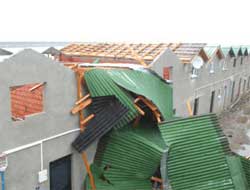 Şiddetli rüzgar balıkçı barınaklarını yok etti