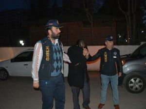 Atm’ye Kart Kopyalama Cihazı Yerleştiren Şahıslar Adliyede