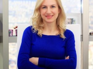 Gözaltı Işık Dolgusu İle Genç Bakışlar