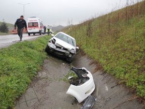 Otomobil Su Kanalına Girdi