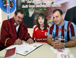 Fanatik gelin-damat Nikâh masasında takım forması giydiler