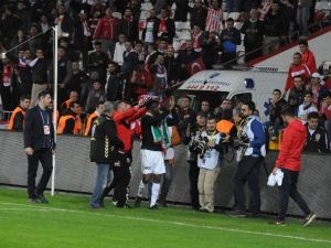 Eto’o’ya Bursa Taraftarı Sevgisi