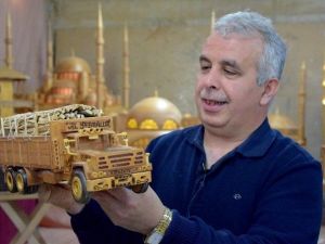 Hayal Ettiği Her Şeyin Maketini Yapıyor