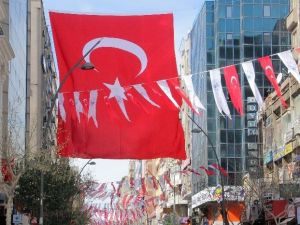 Sosyal Medyadan Talep Geldi, Başkan Şehri Bayraklarla Süslettirdi