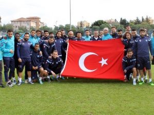 Adana Demirspor Antrenmana Türk Bayrağıyla Çıktı