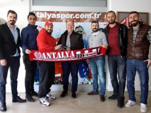 Antalyaspor Taraftarından Gencer’e Hediye Çorap