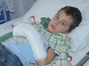 Iraklı Çocuğun Kopan Parmağı Dikildi