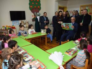 Minik Öğrencilere Masallarını Başkan Amcaları Okudu