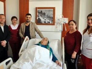 Yaşlı Kadın, Uyutulmadan Yapılan Ameliyat İle Sağlığına Kavuştu