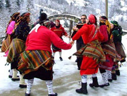 Trt İçin Kar Üstünde Horon Oynadılar