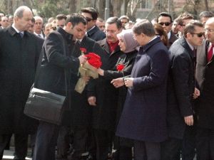 Başbakan Davutoğlu, Kızılay’da Esnafları Ziyaret Etti