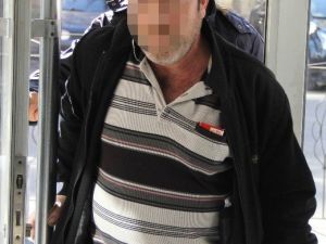 Büfeci İle Sohbet Ederken Vitrindeki Sigaraları Çaldı