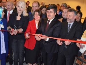 Kanser Hastası Genç Kadın Yaptığı Resimlerin Gelirini Kanser Hastalarına Bağışladı