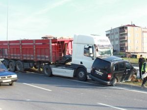 Tır İle Kamyonet Çarpıştı: 1 Yaralı