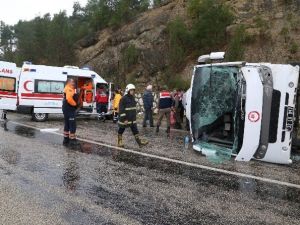 Üniversite Öğrencilerini Taşıyan Otobüs Devrildi: 31 Yaralı