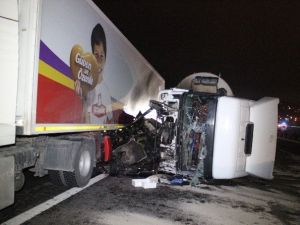 Takla Atarak Ters Şeride Geçen Cipe Tanker Çarptı: 2 Ölü