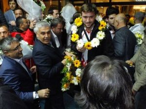 Dünya Şampiyonu Hentbolculara Antalya’da Muhteşem Karşılama