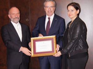 Adnan Bali’ye Altın Onur Plaketi